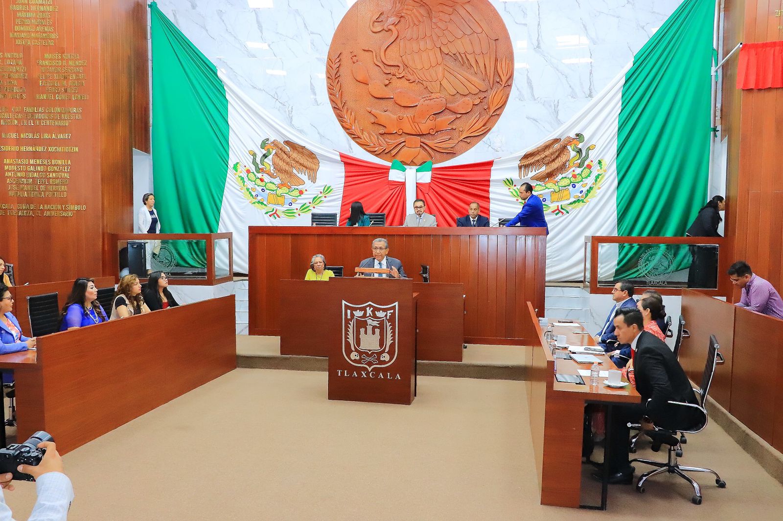 Inscriben en letras doradas el nombre de la UATx en el muro de honor del congreso local